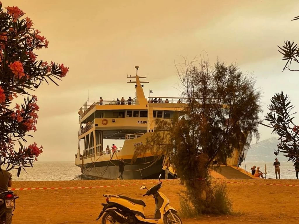 Στο έλεος του Θεού η Εύβοια! Εκατοντάδες κάτοικοι εγκαταλείπουν από τη θάλασσα τους φλεγόμενους οικισμούς